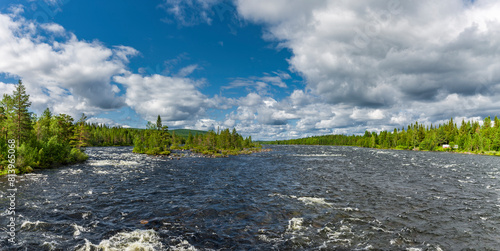 Stromschnellen am Wildfluss Ljusselforsen in Nordschweden