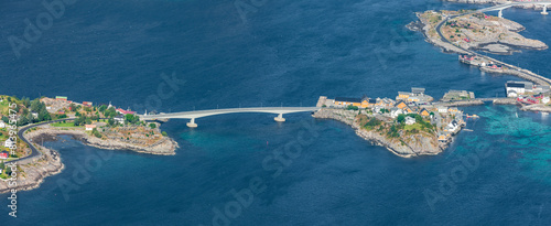 Fjordlandschaft bei Reine auf den Lofoten in Norwegen