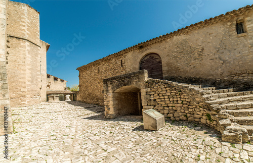 Cour dallée et bâtiments agricoles du prieuré de Salagon à Mane, Alpes-de-Haute-Provence, France photo