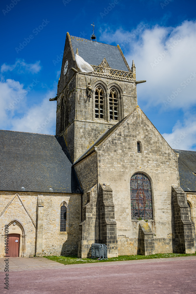Fototapeta premium Église Notre-Dame-de-l'Assomption de Sainte-Mère-Église et son parachutiste