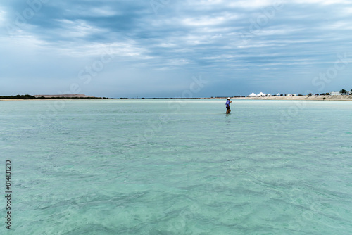 Obraz na plátně Laguna 01 - isola di Sir Bani Yas, acque basse e turchesi in contrasto col cielo