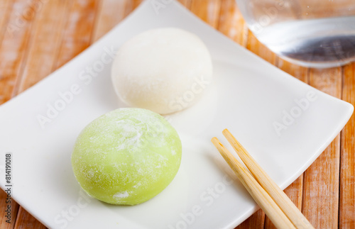 Photos Japanese matcha and original mochi or daifuku dessert