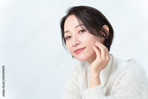 Schilderij op canvas ショートヘアの女性　スキンケア　ビューティーコンセプト