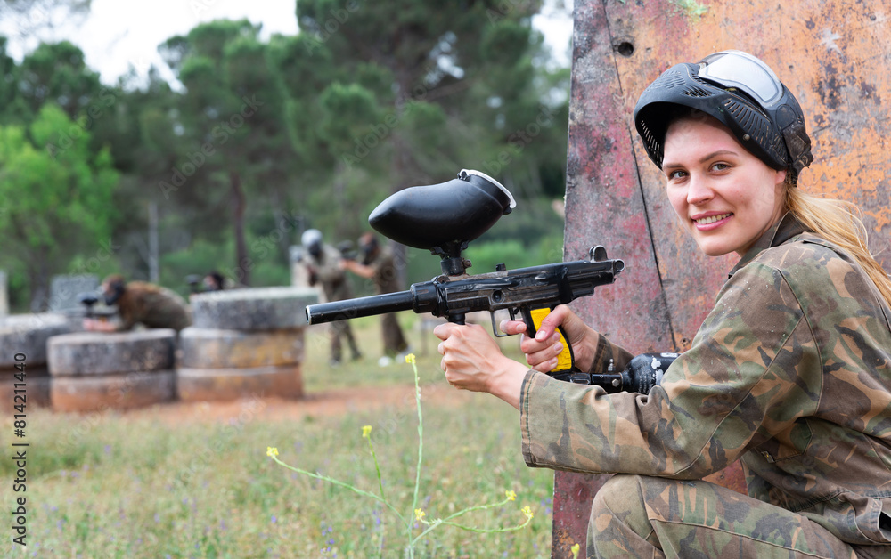 Φωτογραφία Portrait of team of adult people playing on paintball battlefield zone outdoor