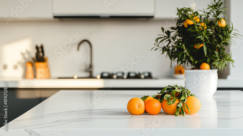 Detalhes interiores de cozinha minimalista moderna. Elegante bancada de quartzo branco com vasos de plantas e laranjas photo