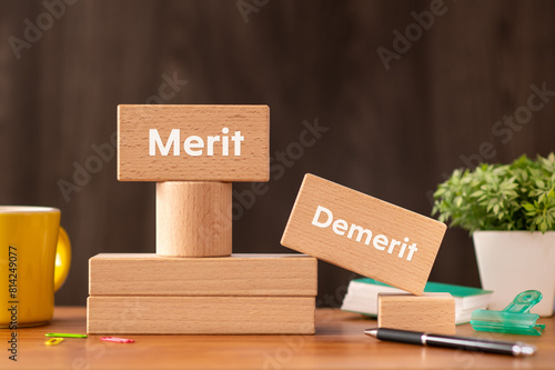 Foto There is wood block with the word Merit or Demerit