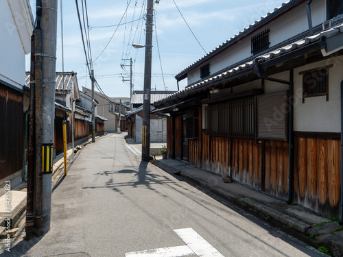 板塀の古い建物が建ち並ぶ大阪の街並み © しょこまろん