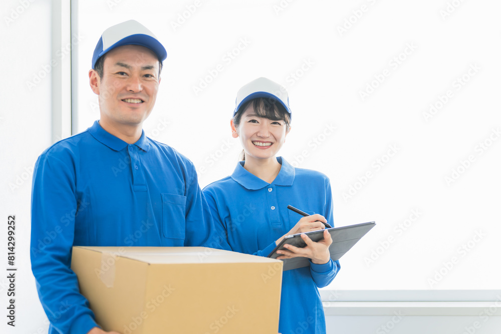 タブレットを使う引越し業者・配達員の男女(引越し・配達・軽貨物ドライバー・宅配・配達員・宅急便)
タブレットを使う引越し業者・配達員の男女(引越し・配達・軽貨物ドライバー・宅配・配達員・宅急便)