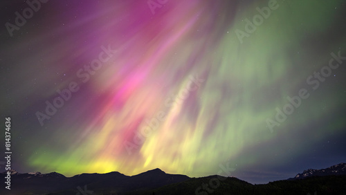 Northern lights in the mountains © peteleclerc