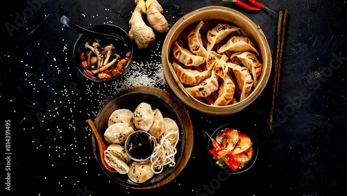 Quadro su tela Chinese dumplings, soy sauce, mushrooms on dark background