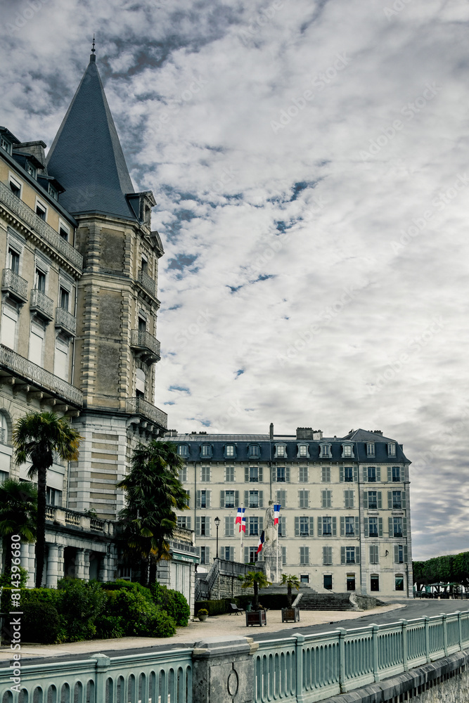 Fototapeta premium Boulevard des pyrennees at sunst in Pau( France)