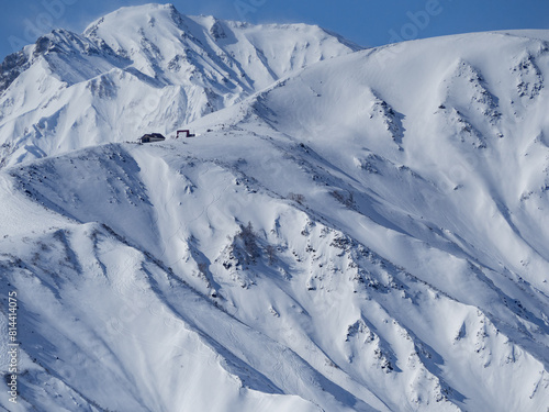 雪の積もった山の尾根、稜線　北アルプス © RATM