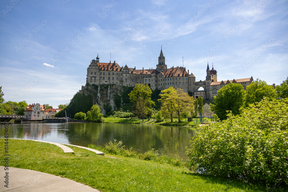 Obraz premium Hohenzollern Schloss Sigmaringen an der Donau im oberen Donautal.