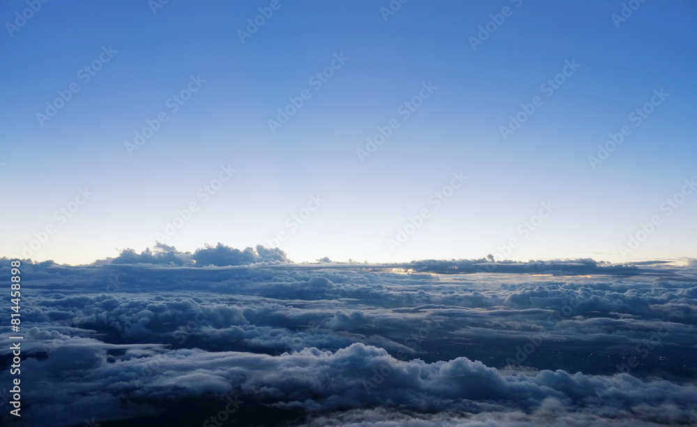 富士山山頂からの見る雲海と日の出前の早朝の空