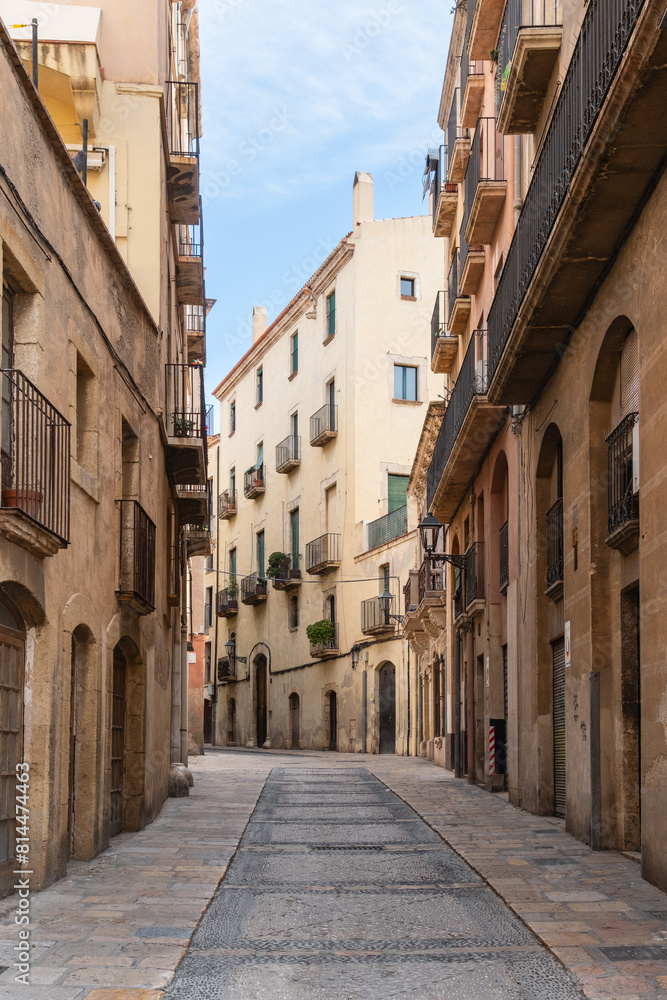 Obraz premium Leere Gasse in der Altstadt von Tarragona, Spanien