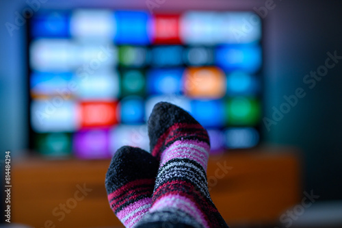 Kobieta ogląda platformy streamingowe w telewizorze, Smart tv