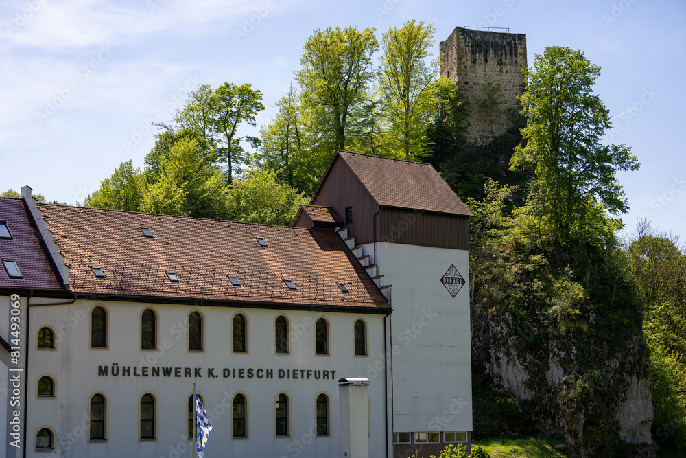 Fototapeta premium Mühlenwerk Diesch in Dietfurt vor der Ruine Dietfurt bei Inzigkofen im Landkreis Sigmaringen. Schwäbische Alb