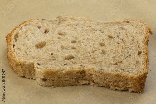 gros plan sur une tranche de pain au blé complet