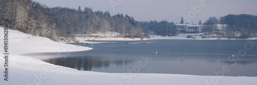 Landschaft mit Schnee am Hennesee, Hennetalsperre, Welcome Hotel, Naturpark Sauerland-Rothaargebirge, Meschede, Sauerland, Nordrhein-Westfalen, Deutschland, Europa
