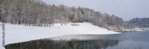 Landschaft mit Schnee am Hennesee, Hennetalsperre, Naturpark Sauerland-Rothaargebirge, Meschede, Sauerland, Nordrhein-Westfalen, Deutschland, Europa
