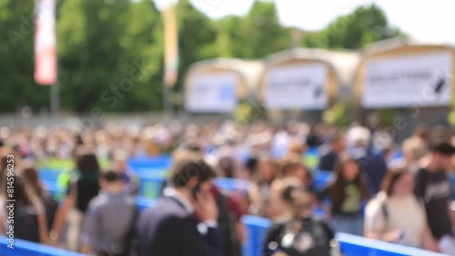 Wallpaper Mural persone in coda che camminano in attesa di entrare ad un evento ,fiera ,ripresa larga Torontodigital.ca