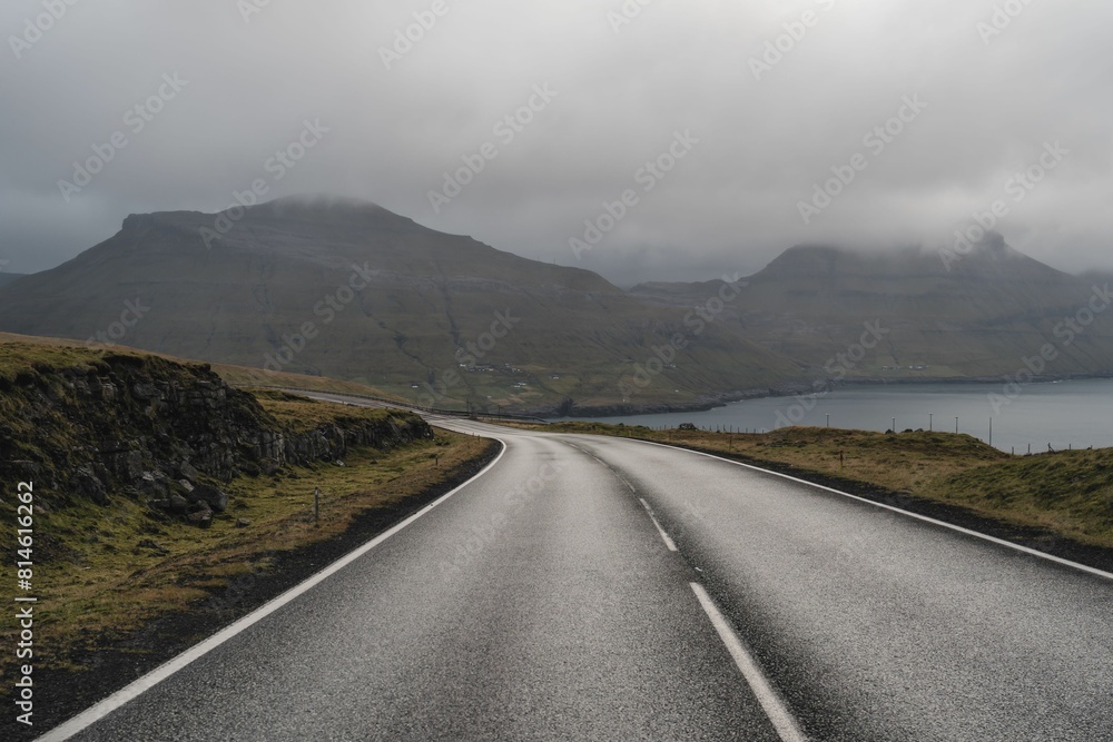 Fototapeta premium a road on the side of a mountain near the ocean