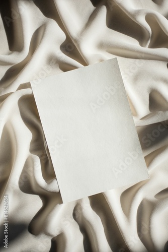 Φωτογραφία a sheet of paper on top of a satiny white background