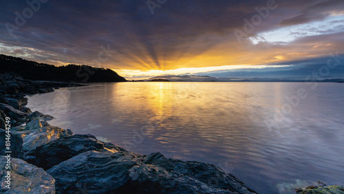 Obraz na płótnie Phenomenal sunrise over the Norwegian fjords in Stord w salonie