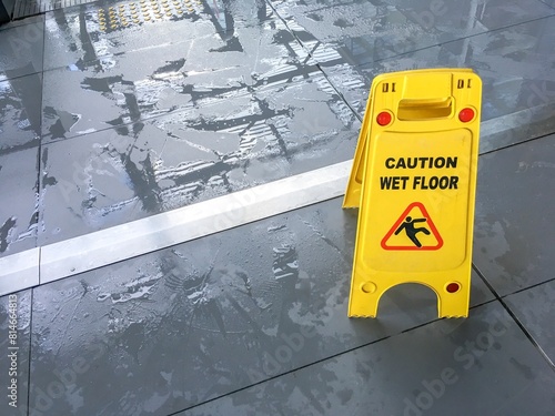 Fotografía Yellow caution wet floor sign