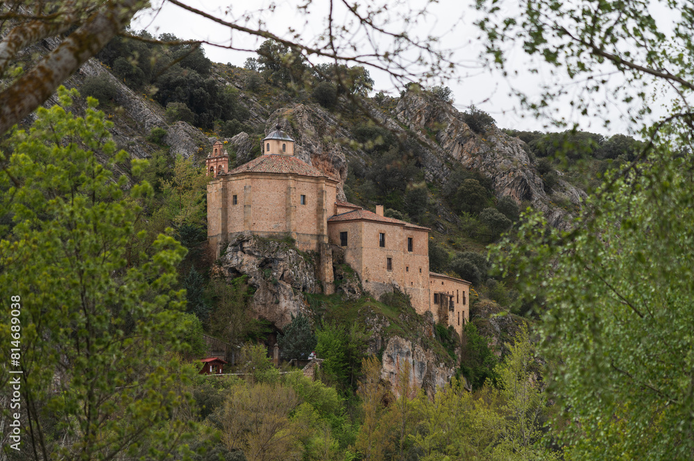 Vista de la ermita de san saturio junto al rio Duero en la ciudad de Soria, castlla y leon, españa. Vista de la ermita de san saturio junto al rio Duero en la ciudad de Soria, castlla y leon, españa.