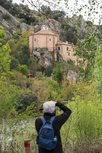 Un fotografo toma una fotografia de la ermita de san saturio en la ciudad de Soria, castilla y leon, españa.