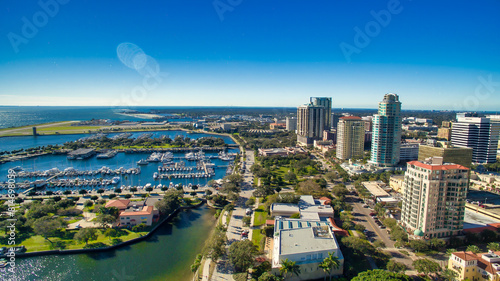 Obraz na płótnie St Petersburg, Florida - Panoramic aerial view of cityscape w salonie