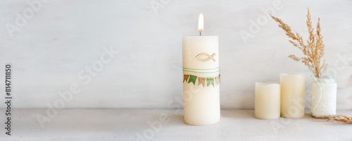 Kerze zur Kommunion, Konfirmation und Taufe - auf hellem Hintergrund