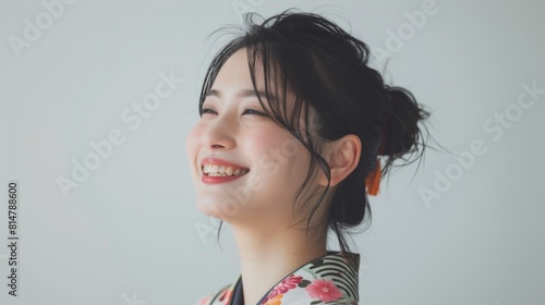 浴衣を着た日本人女性、笑顔、白背景
