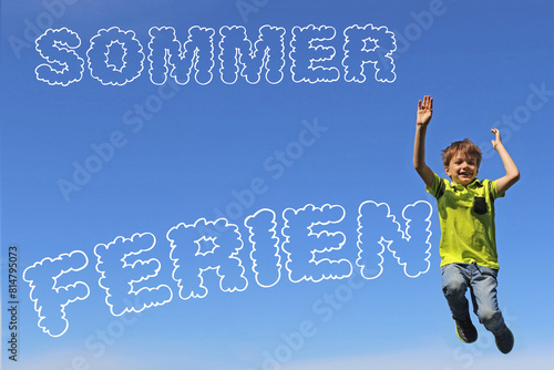 Symbolbild Sommerferien: Schriftzug vor blauem Himmel und ein Junge der vor Freude in die Luft springt