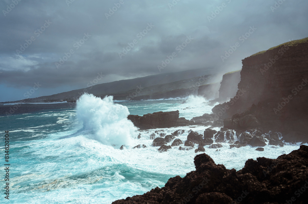 Fototapeta premium wave breaking on the rocks