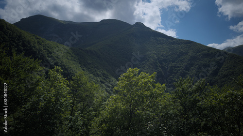 Scorcio dalla strada per Fonte Avellana nelle Marche in montagna