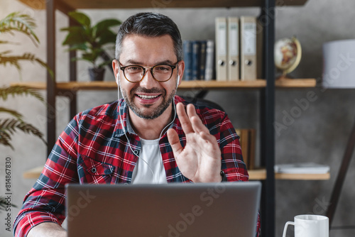 Photos Front shot of smiling businessman freelancer entrepreneur sitting a home office
