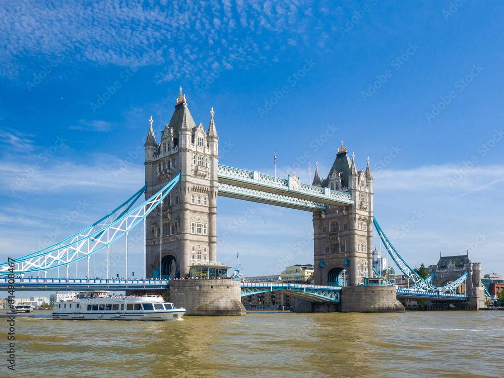 Obraz premium Tower Bridge on a sunny day (London, England, United Kingdom)