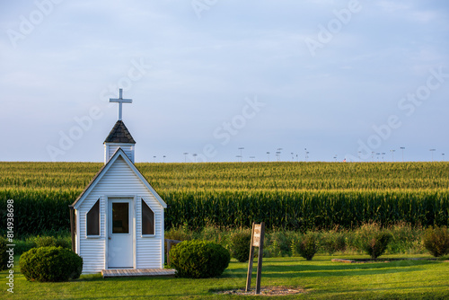 Canvas Print Tiny church on the edge of a corn field with grass in the foreground
