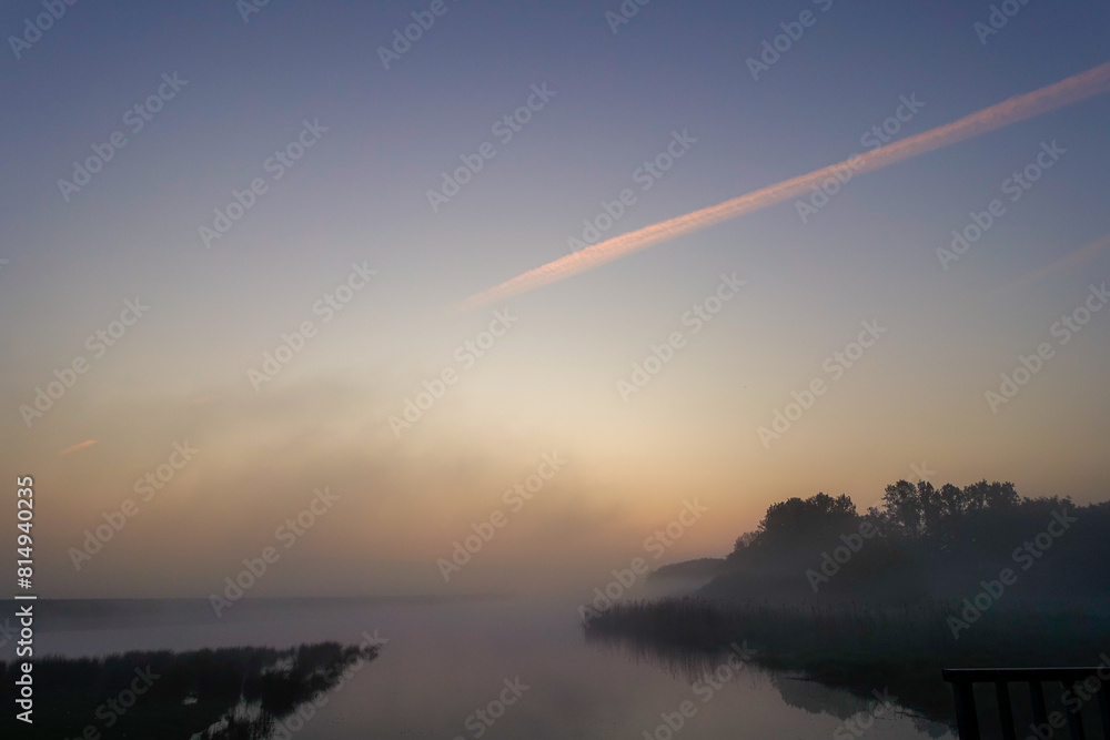 Nebel in der Morgendämmerung an der Hunte