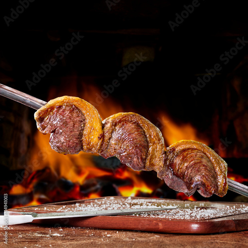 Churrasco carne bovina suculenta  no espeto