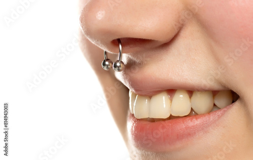 Fotografia Closeup of a young smiling woman's visage with piercing septum hanging from her