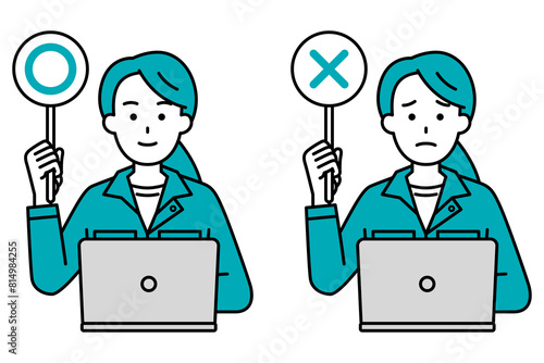 ○×マークを上げるノートパソコンで仕事をしている作業員の女性