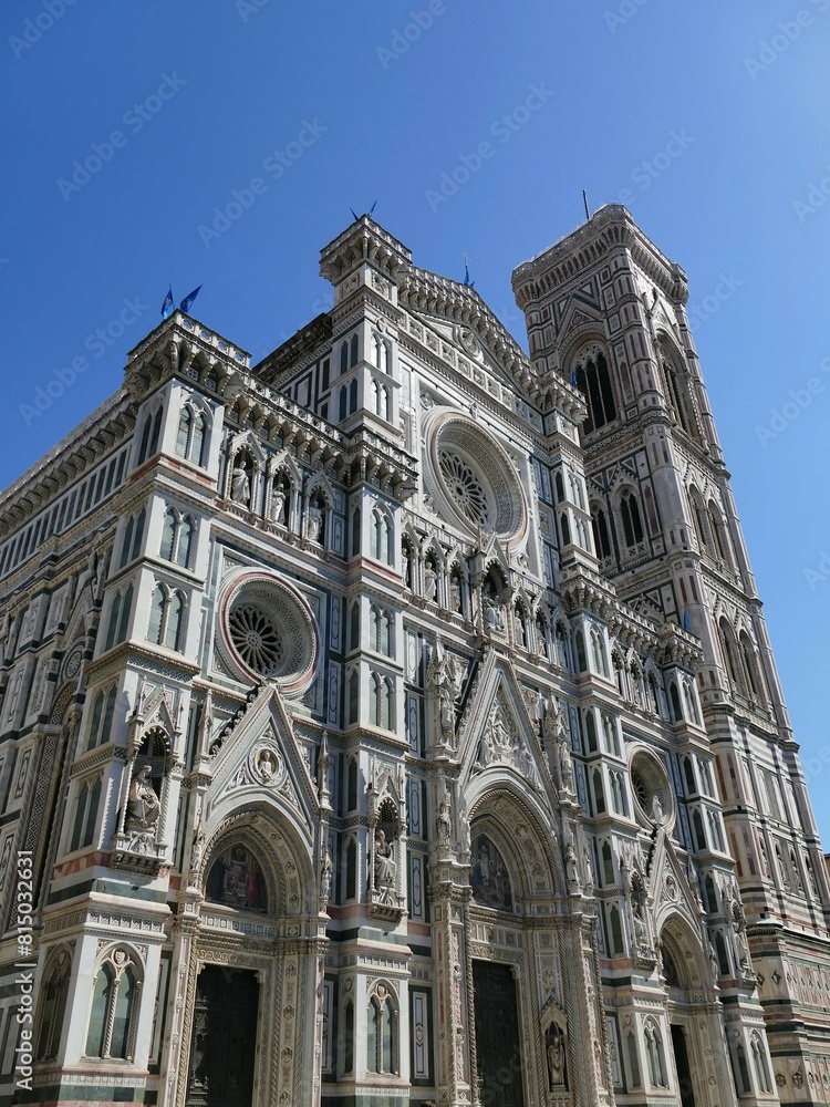 Fototapeta premium La façade et le campanile de La cathédrale Santa Maria Del Fiore à Florence