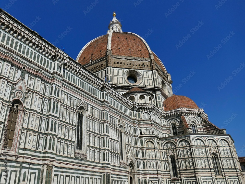 Fototapeta premium la façade latérale et le dôme de La cathédrale Santa Maria Del Fiore à Florence