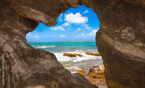 Cœur creusé dans un rocher à l'anse grosse roche sans personne, Martinique, Antilles Françaises.