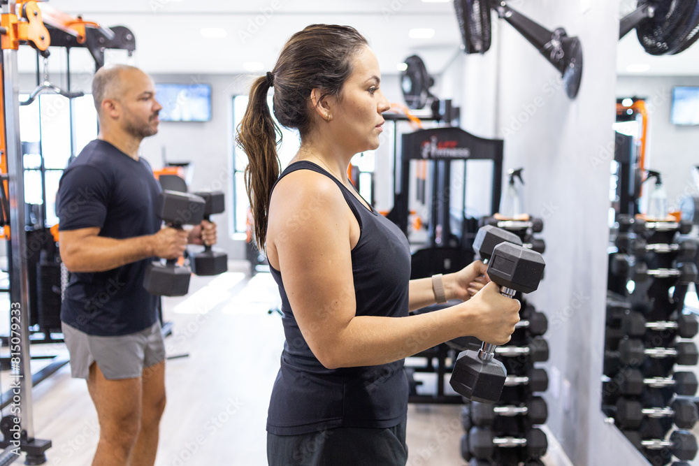 mulher e homem fazendo exercício na academia mulher e homem fazendo exercício na academia