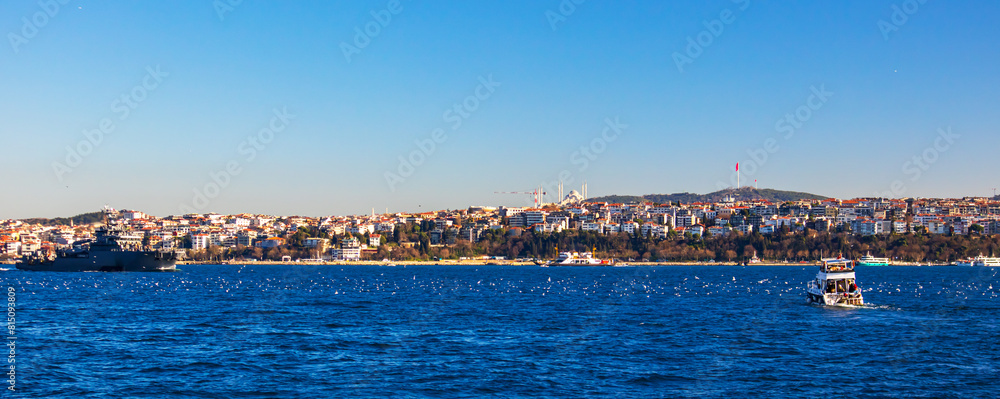 Fototapeta premium View of the uskudar coastline istanbul