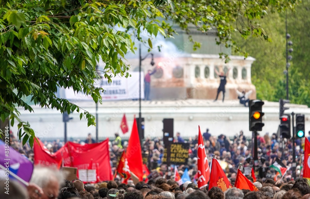 Naklejka premium Vue floue sur une foule de manifestants à la Bastille à Paris